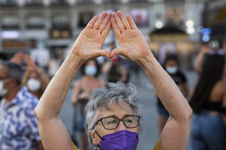 Una mujer levanta las manos en una concentración para exigir “El Pacto de Estado Contra la Violencia de Género” (6 agosto 2021).