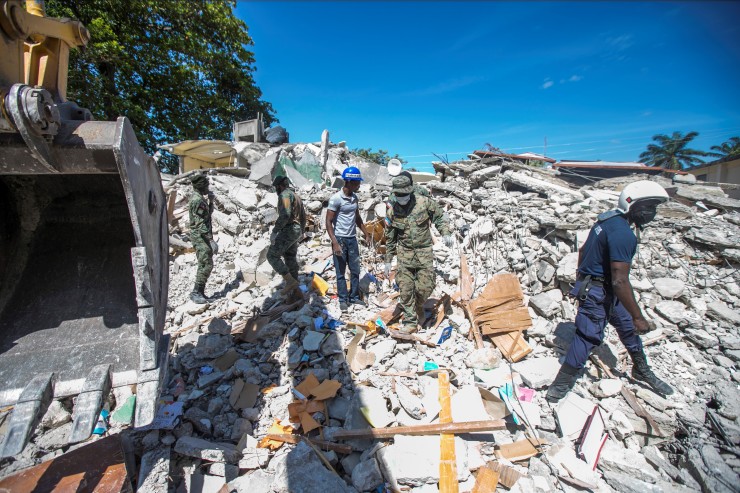 Personal realiza trabajos de remoción de escombros (Haití).