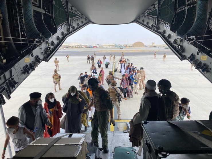 Un grupo de españoles y colaboradores afganos embarcan en un avión de las Fuerzas Armadas de España (EP).