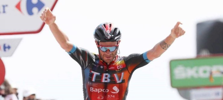 Damiano Caruso celebra su victoria de etapa.