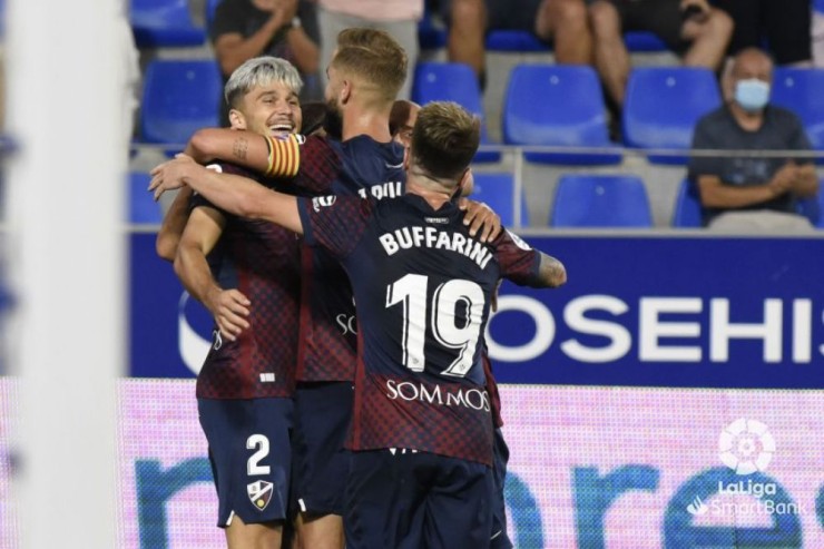 Los jugadores de la SD Huesca se abrazan tras el segundo tanto.