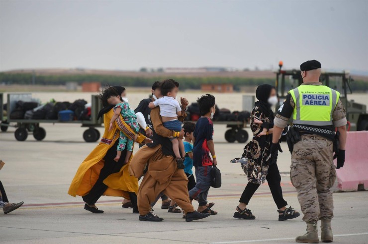 Algunas de las 260 personas procedentes de Afganistán que han llegado este lunes en un avión a la base aérea de Torrejón de Ardoz (EFE).
