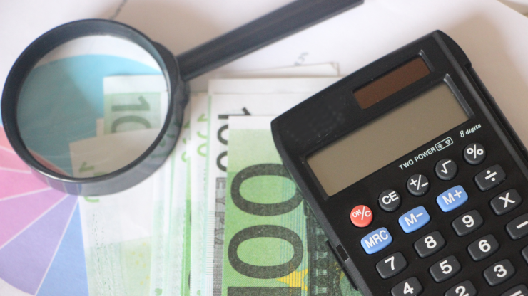 El SMI subirá hasta los 1.134 euros brutos mensuales, en 14 pagas. | Canva