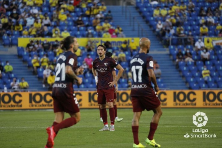 Los jugadores de la SD Huesca se lamentan del segundo tanto del encuentro.