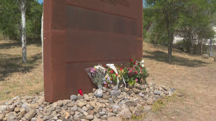 Monumento que recuerda a las víctimas en el lugar donde se ubicaba el camping.