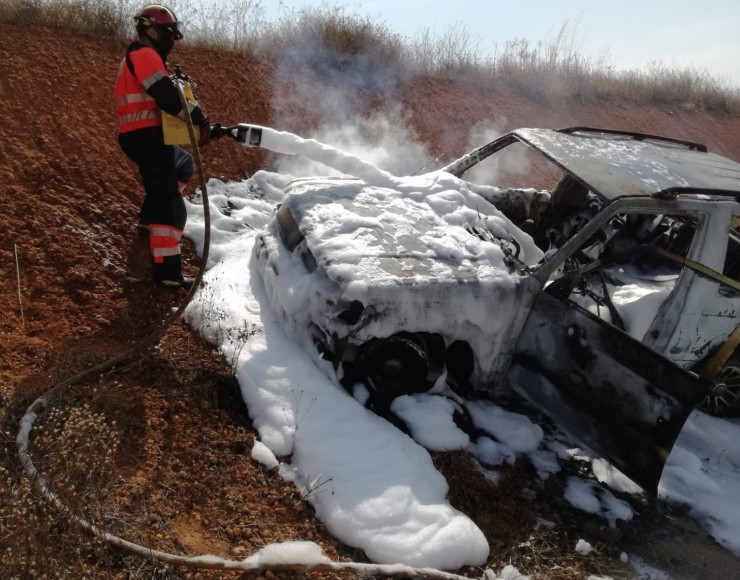 Los Bomberos apagan el incendio del vehículo en la A-23. Foto: Bomberos DPT