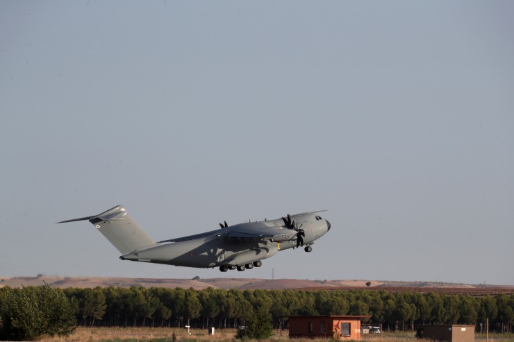 Un avión A400M parte hacia Dubái para proseguir la evacuación en Afganistán.