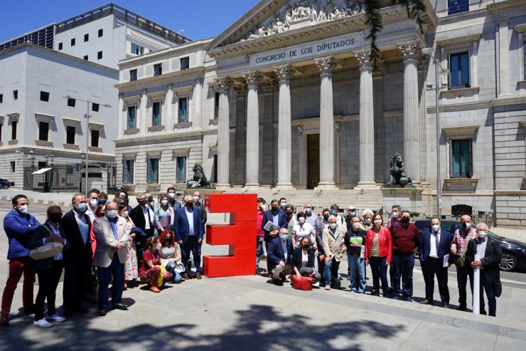 Miembros de la Plataforma de la España Vaciada junto al Congreso. (Foto: Teruel Existe)