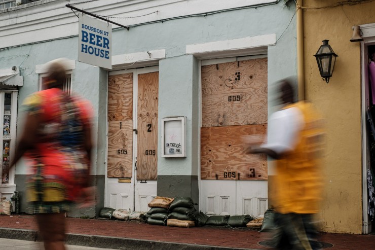 Negocio de Nueva Orleans (EE.UU.) con las ventanas tapiadas para evitar daños por el huracán Ida.