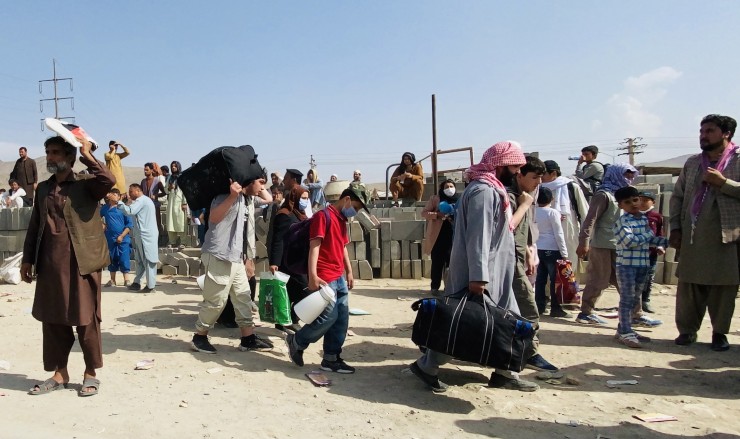 Un grupo de afganos ante el Aeropuerto Internacional Hamid Karzai para tratar de huir del país.