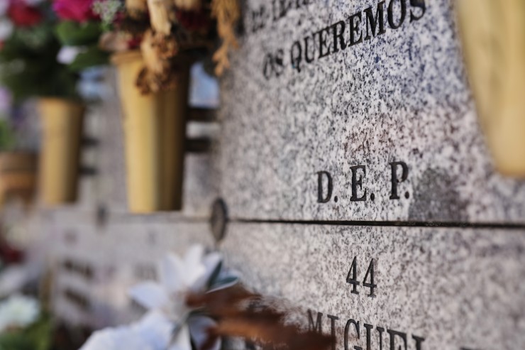 Imagen de varios nichos de un cementerio (EP).