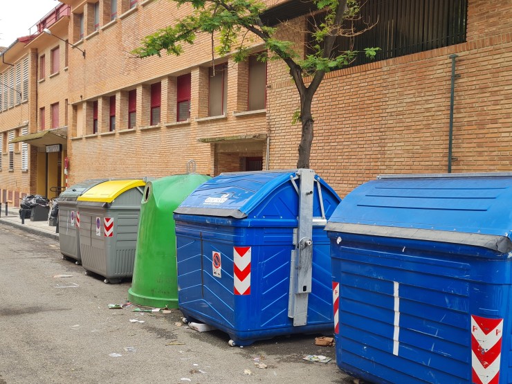 Imagen de archivo de varios contenedores en una calle de Zaragoza.