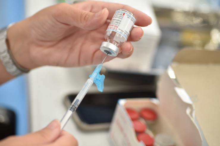 Imagen detalle de una vacuna de Moderna (EP).