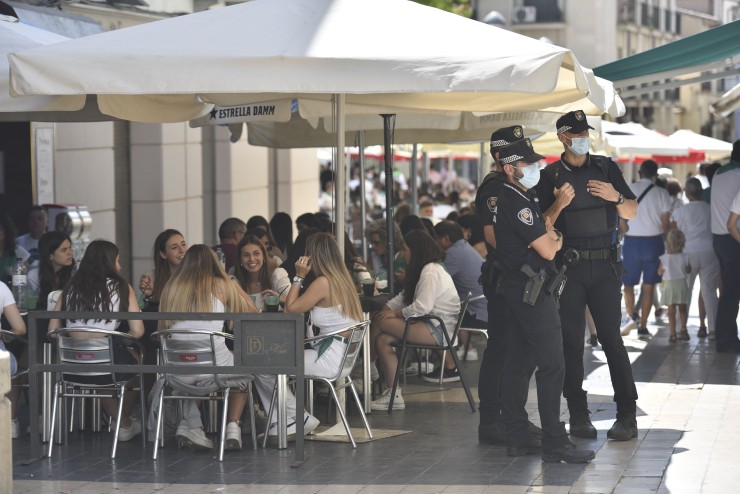 Varios agentes de la Policía Nacional vigilan en Huesca. (EP)