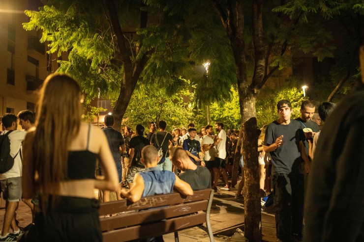 Un gran número de personas en las fiestas del barrio de Gràcia (EP).