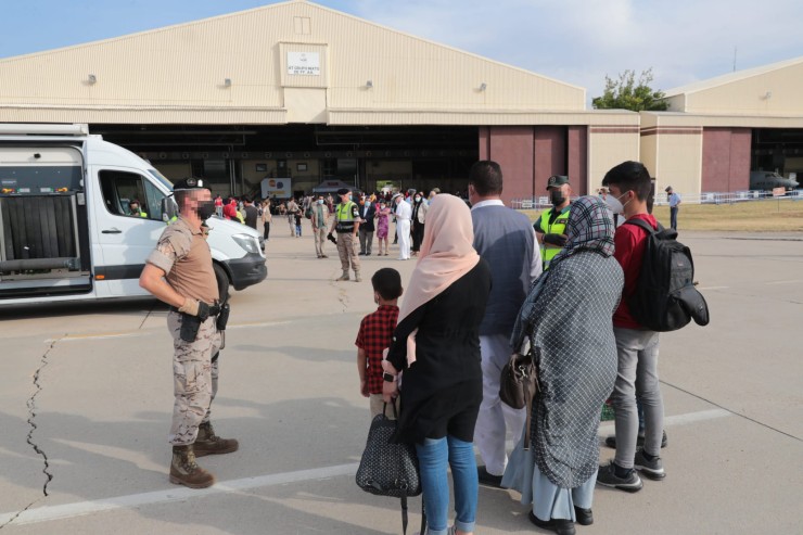 Un total de 292 personas evacuadas desde Afganistán llegan a la Base Aérea de Torrejón, a 25 de agosto de 2021, en Torrejón de Ardoz (EP).