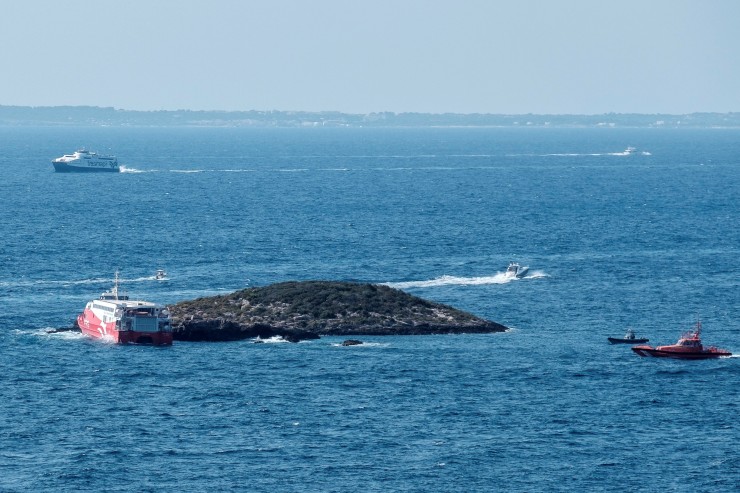 Imagen del ferry, embarrancado en el islote (EFE).