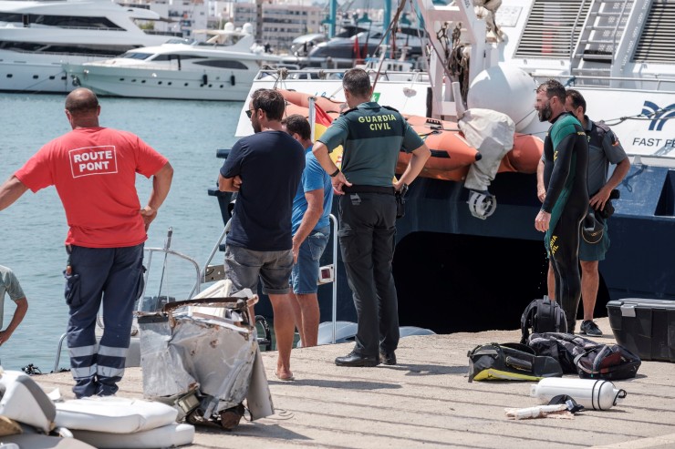 Guardias civiles trabajan en el Puerto de Ibiza este miércoles tras ser arrollada una embarcación anoche por un ferry de pasajeros.
