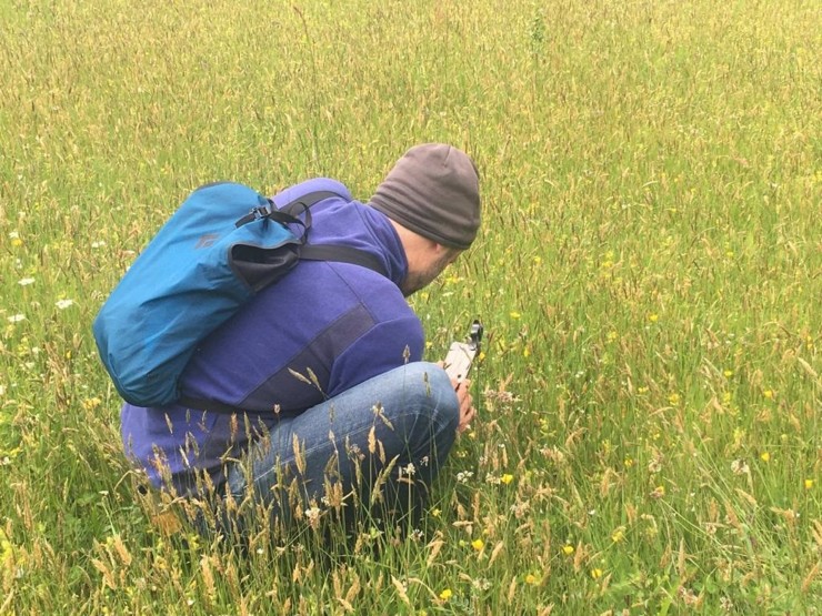 Una persona realiza fotografías a las plantas con su teléfono móvil (EP).