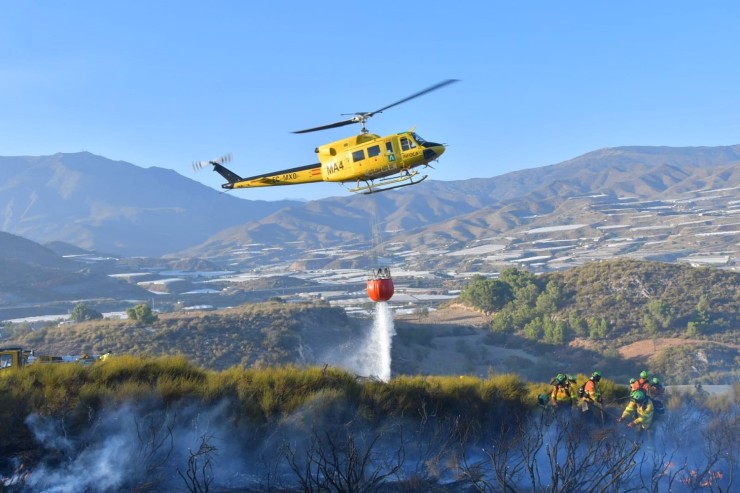Helicóptero del Infoca en el incendio de Gualchos.  (Foto: INFOCA)