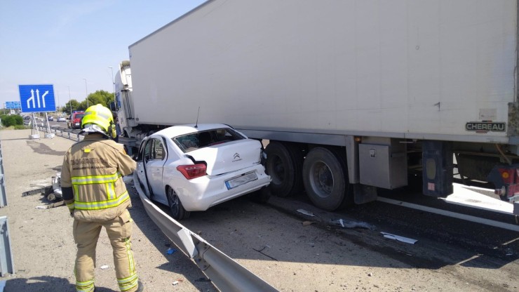 Imagen del coche y el camión accidentados en la A-2. (Foto: Ayuntamiento de Zaragoza).