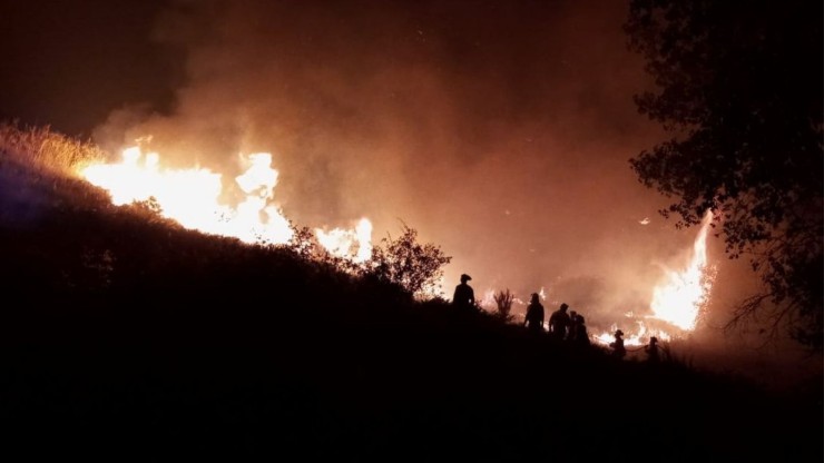Efectivos de la UME trabajando por la noche en la extinción del incendio de Navalacruz, Ávila. (Foto: UME)
