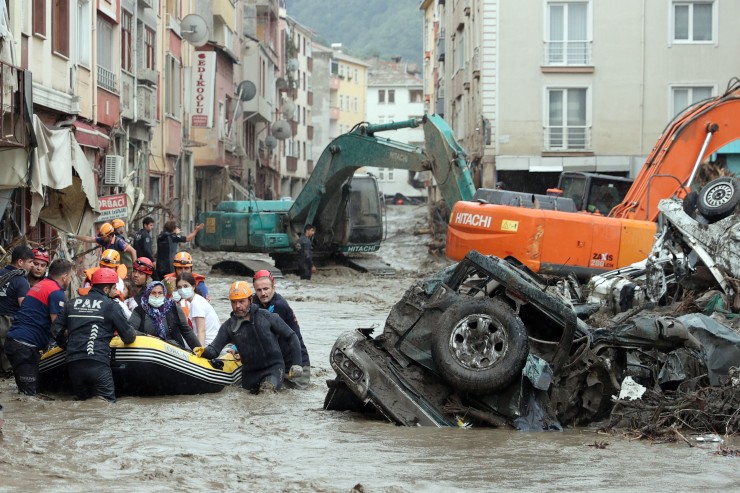 Los equipos de rescate actúan en las inundaciones en Turquía.