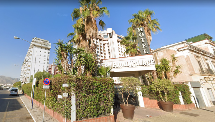 Fachada del hotel donde se encuentra recluida la familia zaragozana. (Google Maps)