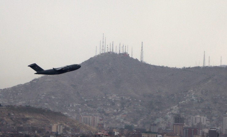 La última aeronave norteamericana despegando este lunes del aeropuerto de Kabul. (EFE)