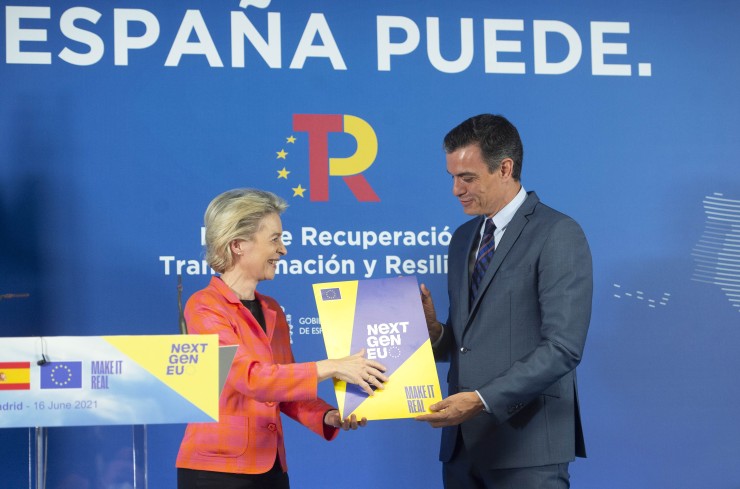 La presidenta de la Comisión Europea, Ursula von der Leyen y el presidente del Gobierno, Pedro Sánchez, en una imagen de archivo (EP).