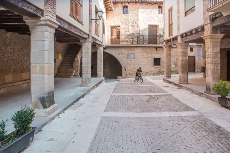 Una calle de la localidad de Ráfales (Teruel).