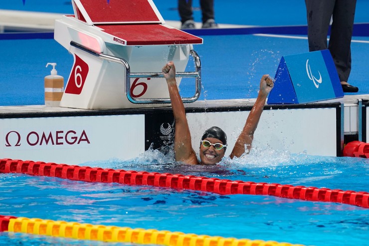Teresa Perales celebra con euforia su medalla de plata en la prueba de 50 espalda.