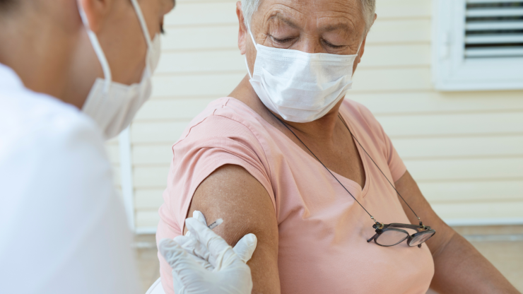 Una mujer se vacuna contra la COVID-19.