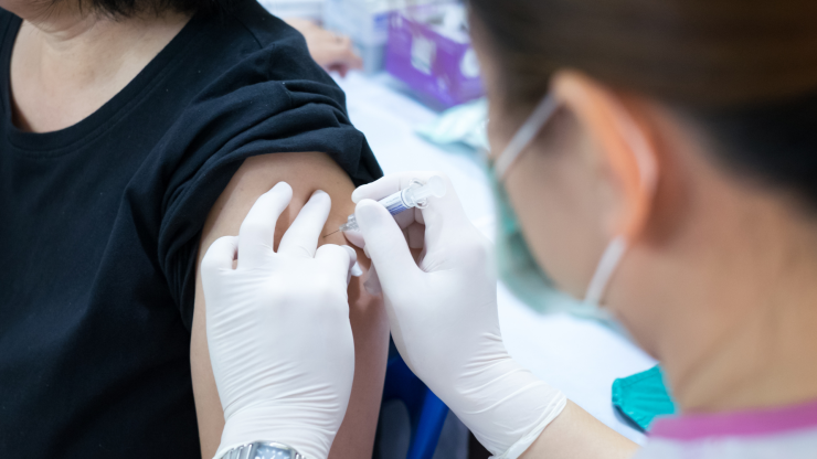 Una sanitaria administra una dosis de vacuna contra la COVID-19. (EFE)
