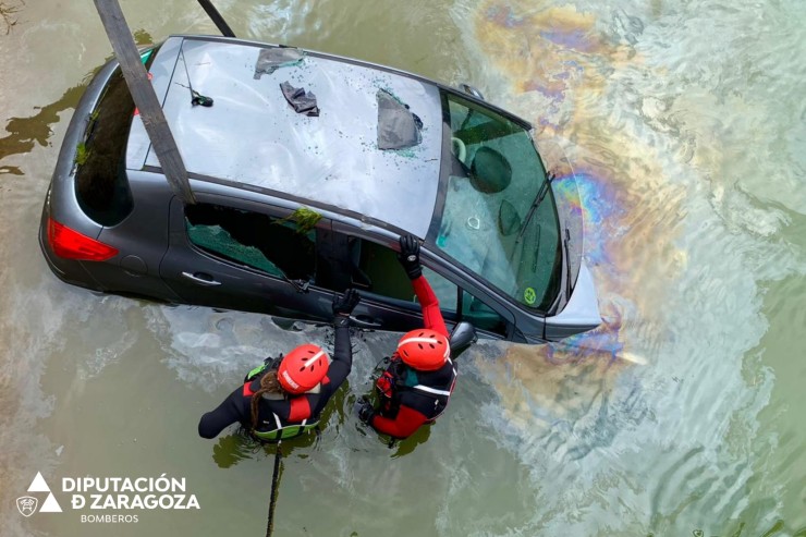 Operativo de los bomberos para extraer el vehículo del Canal Imperial. Foto: Diputación de Zaragoza.