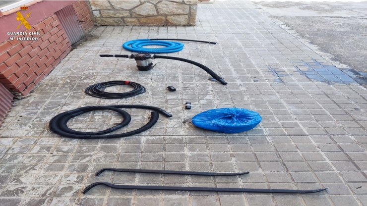 Objetos intervenidos a los detenidos, presuntamente destinados para cometer los robos. (Foto: Guardia Civil)