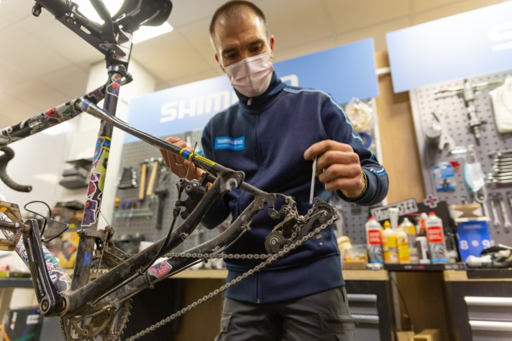 Un trabajador de Scott Concept Store repara una bicicleta.