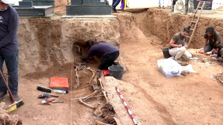 Excavación en el cementerio de Torrellas (Zaragoza).