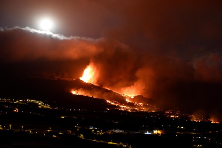 El volcán que surgió el domingo en La Palma cuenta desde esta noche con una nueva boca eruptiva en las cercanías del pueblo de Tacande (EP).