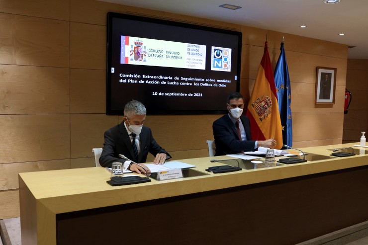 El ministro del Interior, Fernando Grande-Marlaska, y el presidente del Gobierno, Pedro Sánchez, en la reunión de la Comisión de Delitos de Odio (EFE).