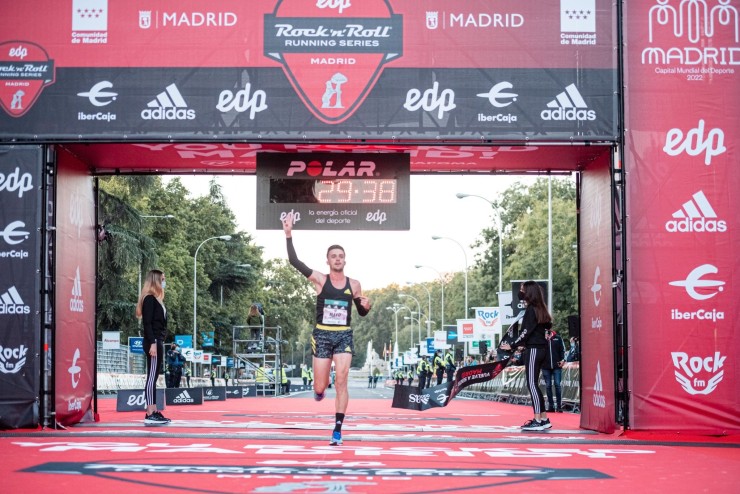 Carlos Mayo se ha impuesto este domingo en el 10K del maratón de Madrid.