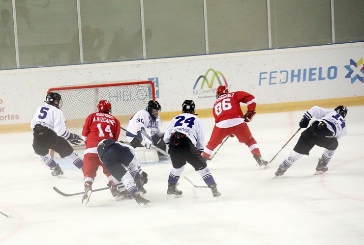 Una imagen del encuentro disputado este sábado en el pabellón de hielo de Jaca. Foto: Miguel Ramón Henares