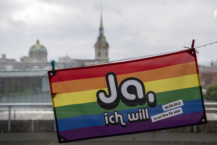 Bandera a favor del matrimonio entre personas del mismo sexo en Berna (Suiza).