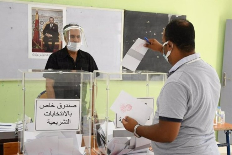 Un ciudadano marroquí introduce su voto en la urna.