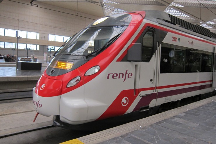 Tren de RENFE a su paso por Zaragoza (EP).