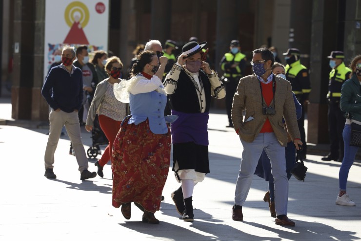 Varias personas con mascarilla asisten a la Ofrenda de Flores de Zaragoza.