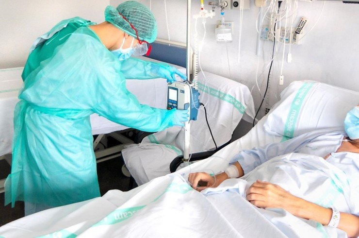 Fotografía de archivo de un sanitario, atendiendo a un paciente en el hospital (EP).
