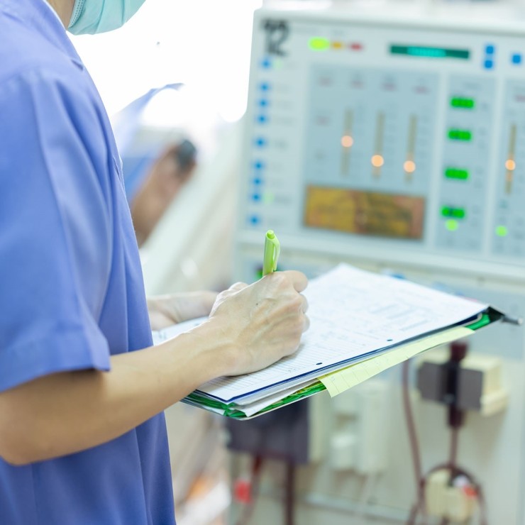 Una enfermera rellena un informe en un centro hospitalario. (EP)