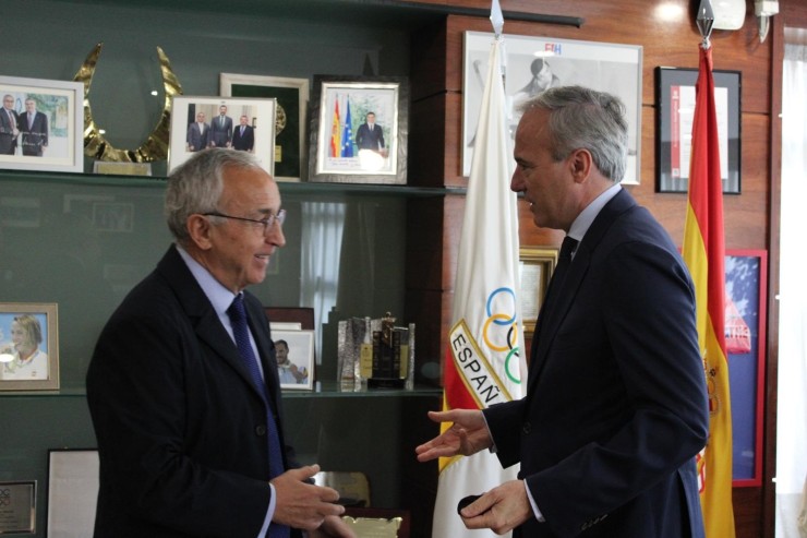 El alcalde de Zaragoza, Jorge Azcón, con el presidente del Comité Olímpico Español (COE), Alejandro Blanco.