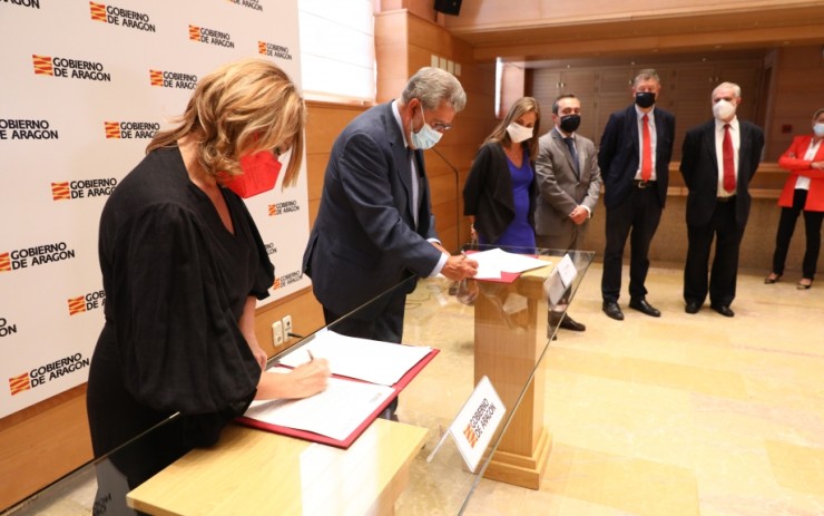 La consejera de Presidencia del Gobierno de Aragón, Mayte Pérez, y el rector de la UZ, José Antonio Mayoral, durante la firma.